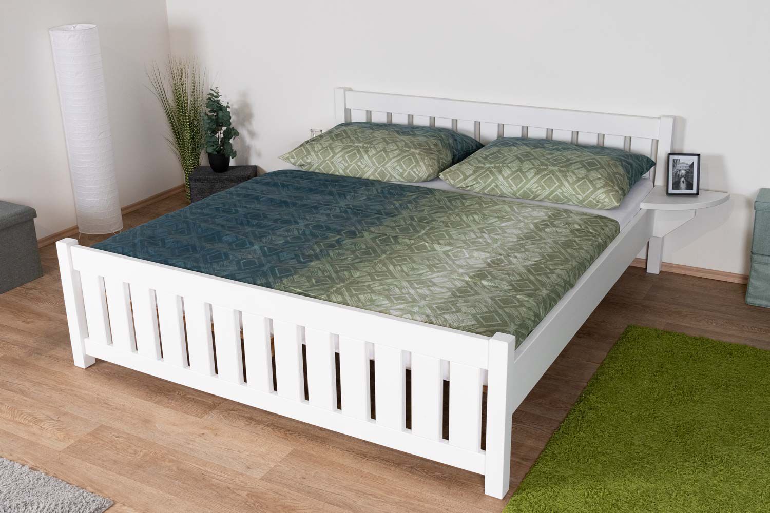 Weißes Doppelbett / Gästebett Buche Vollholz 106, inkl. Lattenrost, Liegefläche 180 x 200 cm, hochwertig verarbeitet, breite Bettpfosten, einfache Montage
