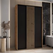 Platzsparender Schiebetürenschrank Mina in Eiche/Schwarz, viel Stauraum, 235,2 x 150 x 60 cm, Vorderseite aus Laminat Platten, Anti Staubbürsten