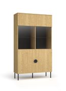 Vitrine mit viel Stauraum Amfipoli 01, zwei Glastüren, Farbe: Eiche Baltic, Griffe & Beine: Metall, Maße: 187,5 x 106,5 x 40 cm, modernes Design