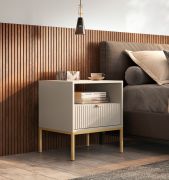 Nachtkommode / Nachtkästchen mit geriffelter Front Worthing 74, Farbe: Kaschmir, eine Schublade, ABS-Kantenschutz, ein Ablagefach, für Schlafzimmer