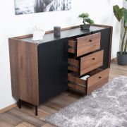 Kommode Mairenke 05, Farbe: Walnuss / Schwarz matt - Abmessungen: 79 x 150 x 40 cm (H x B x T)