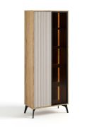 Vitrine mit viel Stauraum | 68,5 x 35,5 x 179 cm | ABS-Kantenschutz | inkl. LED-Beleuchtung | Metallbeine | Eiche Cremona / Beige | 10 Fächer