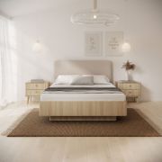 Schlafzimmer - Set B Bouzid | 3-teilig | Farbe: Eiche Barista | Griffe & Beine: Holz | ABS-Schutzkanten | 1 Doppelbett mit gepolsterten Kopfteil & Bettkasten | 2 Nachtkommoden
