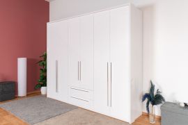 Drehtürenschrank / Kleiderschrank mit Rahmen Siumu 33, Farbe: Weiß / Weiß Hochglanz - 226 x 277 x 60 cm (H x B x T)