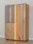 Vitrine Sienne 11 aus Massivholz Wildeiche, 140 x 85 x 37 cm, Holz geölt und gebürstet, 3 Türen, 6 Böden, 8 Fächer, push-to-open, inkl. LED-Beleuchtung