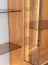 Hängevitrine Sienne 04 mit 1 Tür, getöntes Glas, Wildeiche massiv, Push-to-open, 8 Einlegeböden, inkl. LED-Beleuchtung, 175 x 73 x 37 cm, Holz gebürstet