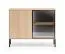 Kommode | klein | Farbe: Eiche Lindberg | 1 Glastür mit Aluminiumrahmen | 4 Fächer | inkl. LED-Beleuchtung | Push-to-open Funktion | 107 x 40 x 86 cm | Beine: Metall
