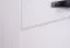 Vitrine Cuenca 02, Farbe: Eiche / Weiß - Abmessungen: 132 x 95 x 39 cm (H x B x T)