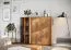 Vitrine Sienne 12 aus getöntem Glas und Massivholz Wildeiche, 115 x 135 x 37 cm, 3 Türen, 6 Einlegeböden, 9 Fächer, Holz: gebürstet, geölt, inkl. LED