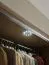 Falttür / Kleiderschrank | Farbe: Eiche | 2 Türen | 3 Kleiderstangen | 160 x 60 x 225 cm | 11 Fächer | inkl. LED-Beleuchtung mit Sensor | Soft-Close