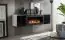 Wohnwand mit Kamin und zwei Hängeschränke Hompland 110, Farbe: Schwarz / Weiß - Abmessungen: 170 x 260 x 40 cm (H x B x T), mit Push-to-open Funktion