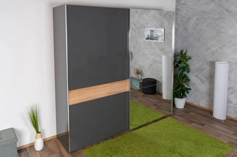 Schiebetürenschrank / Kleiderschrank Vaitele 09, Farbe: Anthrazit Hochglanz / Walnuss - 224 x 230 x 61 cm (H x B x T)