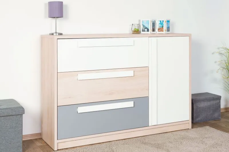 Jugendzimmer - Kommode Greeley 08, Farbe: Buche / Weiß / Platingrau - Abmessungen: 93 x 138 x 40 cm (H x B x T), mit 1 Tür, 3 Schubladen und 2 Fächern