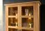 Moderne Vitrine mit zwei Türen Floresta 07, Natur, mit länglichen Griffen, fünf Fächer, Eiche massiv, 204 x 133 x 48 cm, zwei Glaseinlegeböden und zwei Holzeinlegeböden