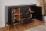 Stabiles Sideboard / Kommode mit vier Fächer Barbe 17, drei Schubladen, Farbe: Schwarz matt, ABS-Kantenschutz, Griffe: Gold, zwei Türen, Maße: 83,5 x 137 x 40 cm, leicht kombinierbar mit anderen Möbeln
