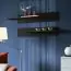 Wohnwand mit blauer LED-Beleuchtung Hompland 176, Farbe: Schwarz - Abmessungen: 170 x 210 x 40 cm (H x B x T), mit zwei Wandregale