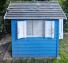 Kinderspielhaus aus Holz Blau Seitenansicht Fenster geöffnet 